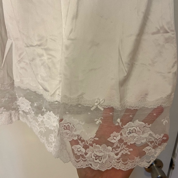 Vanity Fair Nylon Slip skirt with lace - Picture 2 of 6